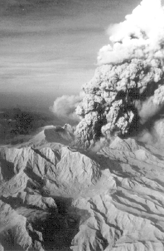 Vertical_eruption_at_Pinatubo,_1991.jpg
