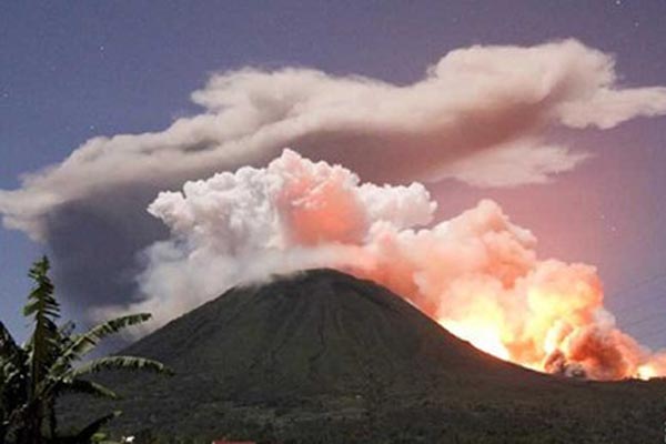 馬拉皮火山.jpg