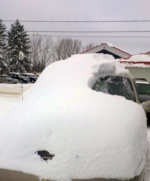 加拿大安大略省，一輛被大雪覆蓋的車子。（美聯社）