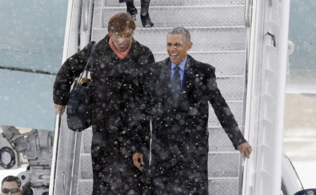 美國總統歐巴馬在大雪中來到底特律，低溫讓他也不禁皺眉。（美聯社）
