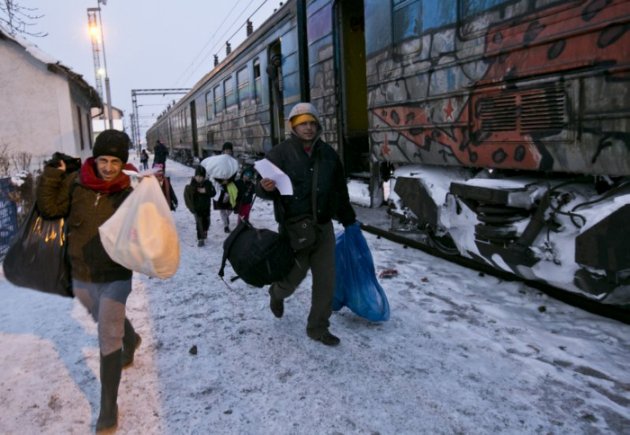難民跨過塞爾維亞與馬其頓邊界，他們要在歐洲的寒冬中步行超過300公里才會抵達目的地。（美聯社） ...
