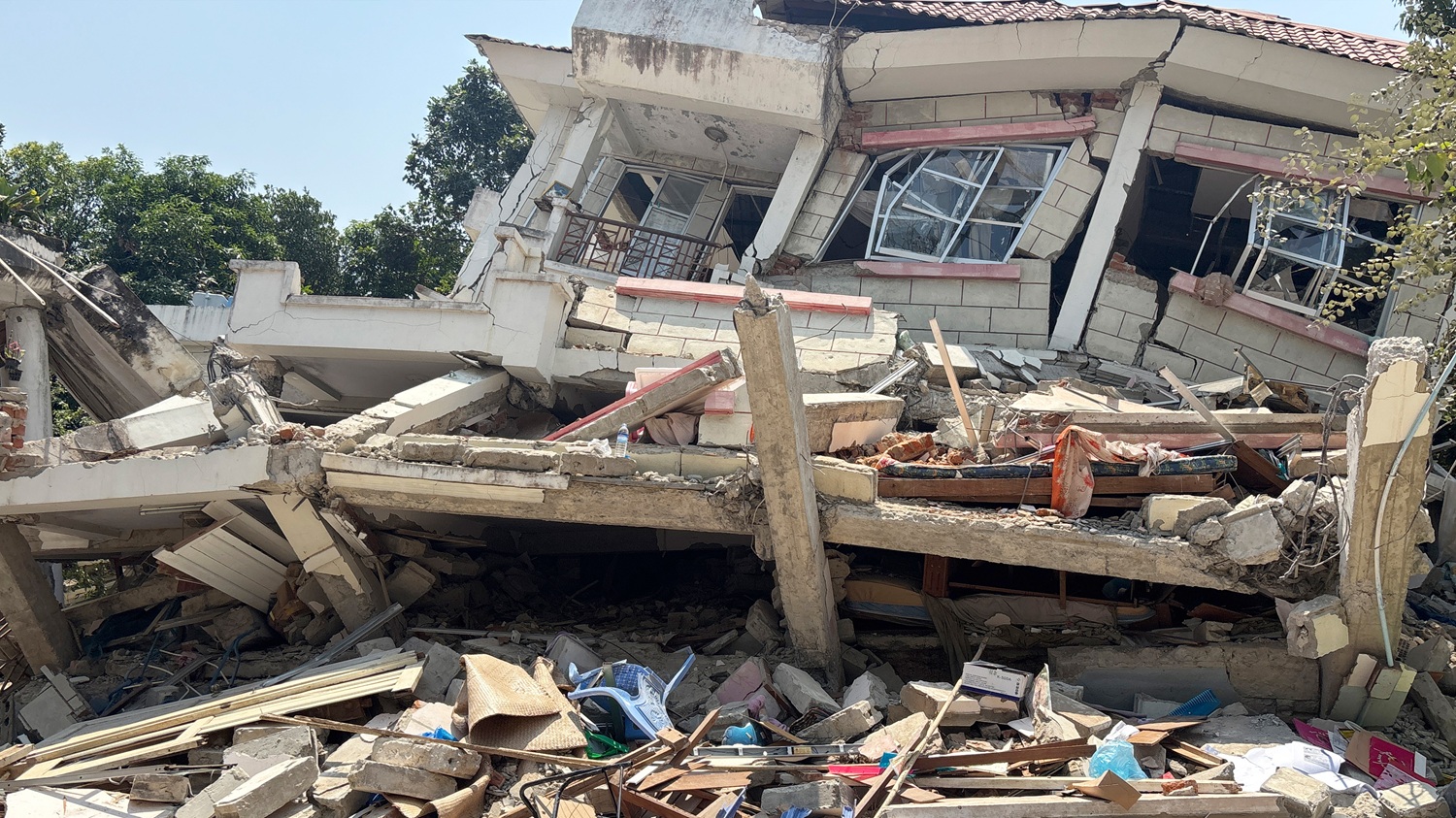 16119527_040225-cc-ap-myanmar-earthquake-img.jpg