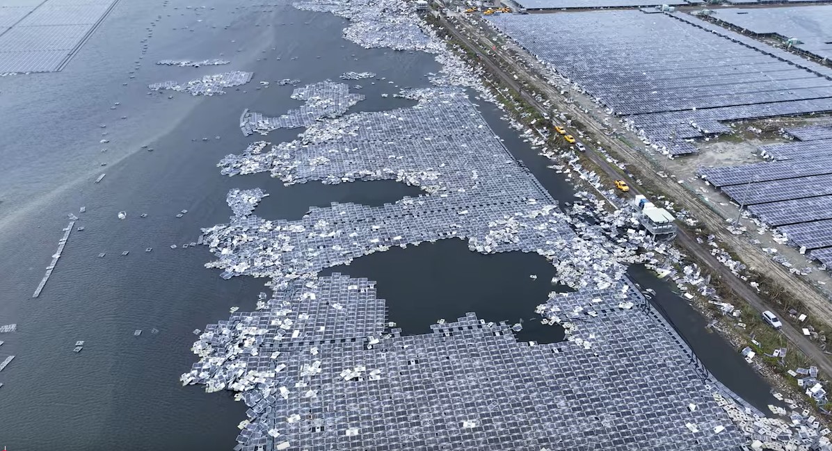 為嘉義新塭滯洪池水面型太陽光電板案場。圖源：截圖自YT「公共電視-我們的島」，拍攝.jpg