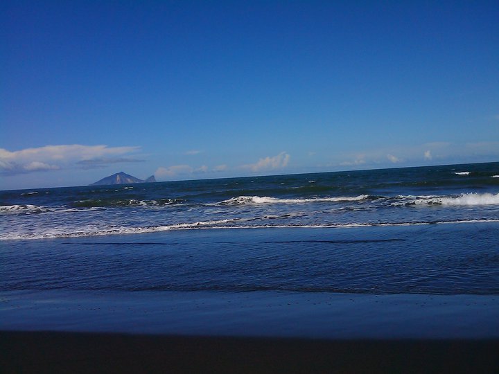 宜蘭海岸遠看龜山島